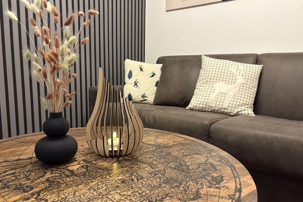 Möbel, Interior Design, Braun, Wohnzimmer, Kaffetisch, Couch, Natürliches Material, Design, Lampe