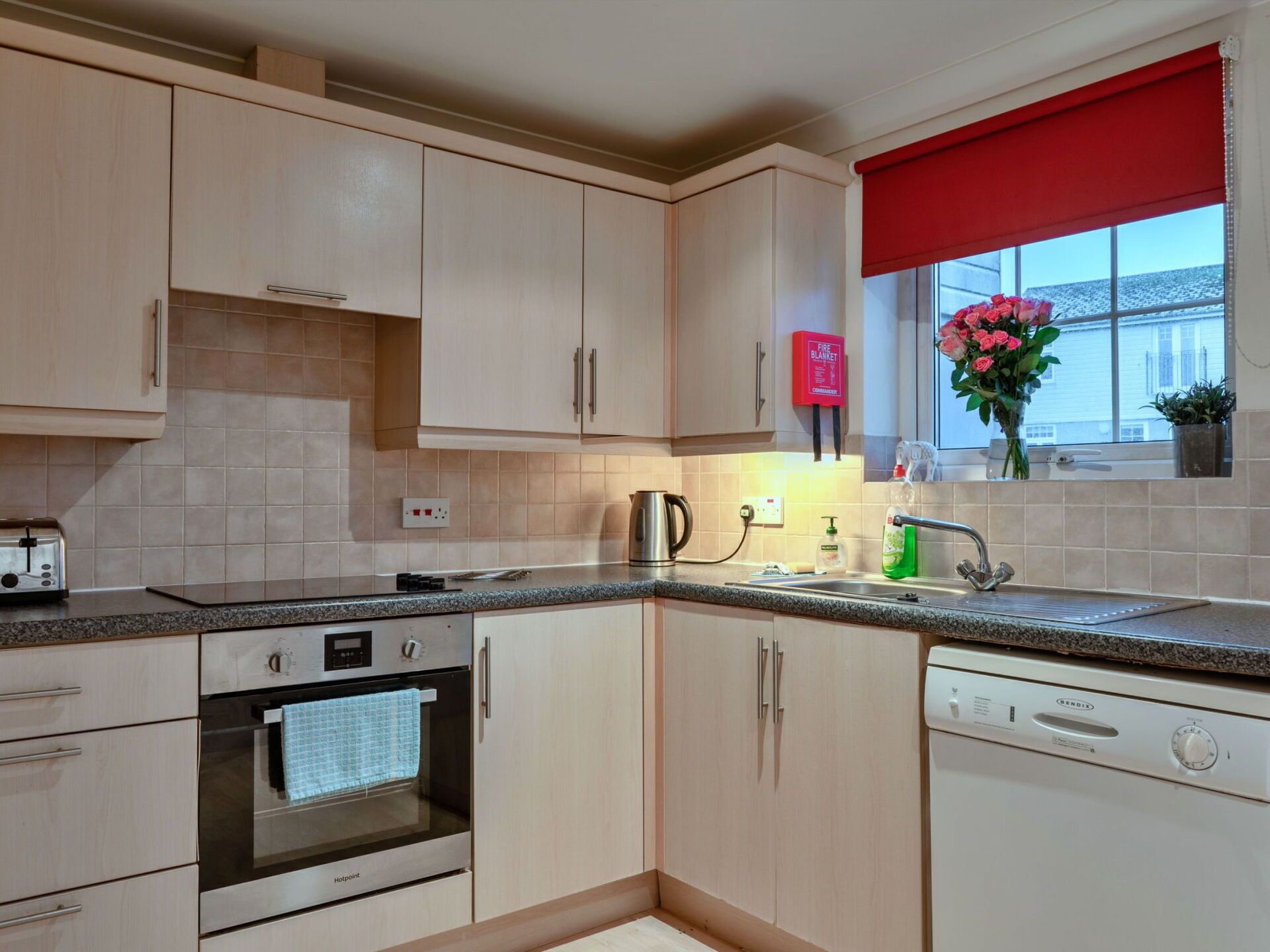 Een microgolfoven, een oven, een vaatwasser