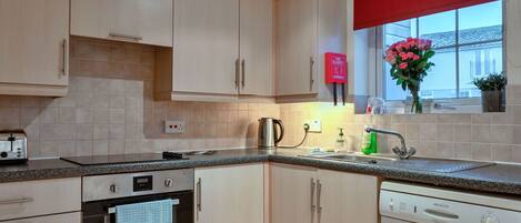 Een microgolfoven, een oven, een vaatwasser