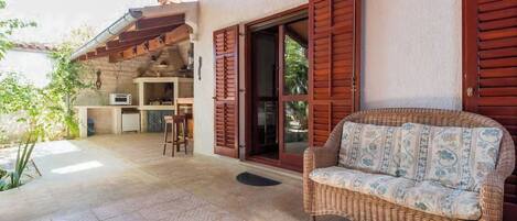 Wood, Furniture, Flooring, Door, Floor, Flowerpot, Chair, Shade, Houseplant, Wood Stain