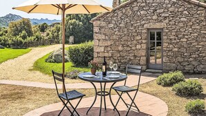 Outdoor dining - Nice apartment in villa for 10 guests with pool, A/C, WIFI, TV, patio and pets allowed (Calangianus)
