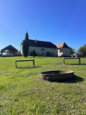 المنطقة المحيطة بالمنشأة