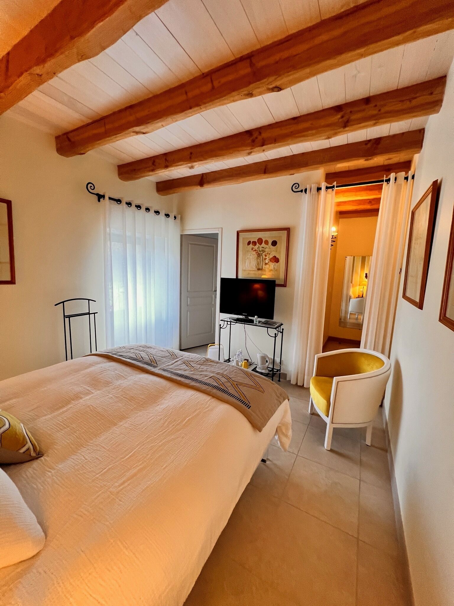 Iron/ironing board, internet, bed sheets