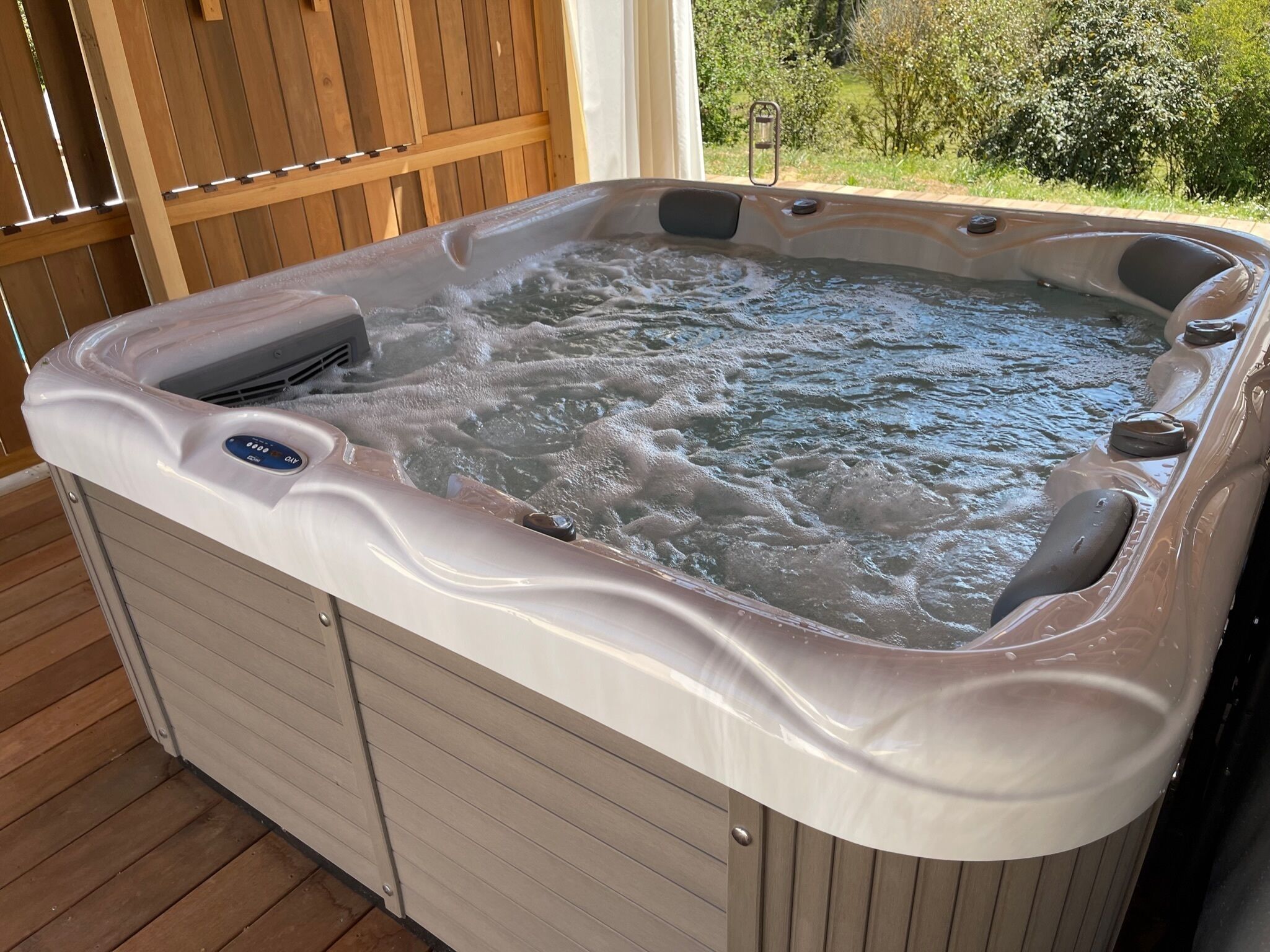 Outdoor spa tub