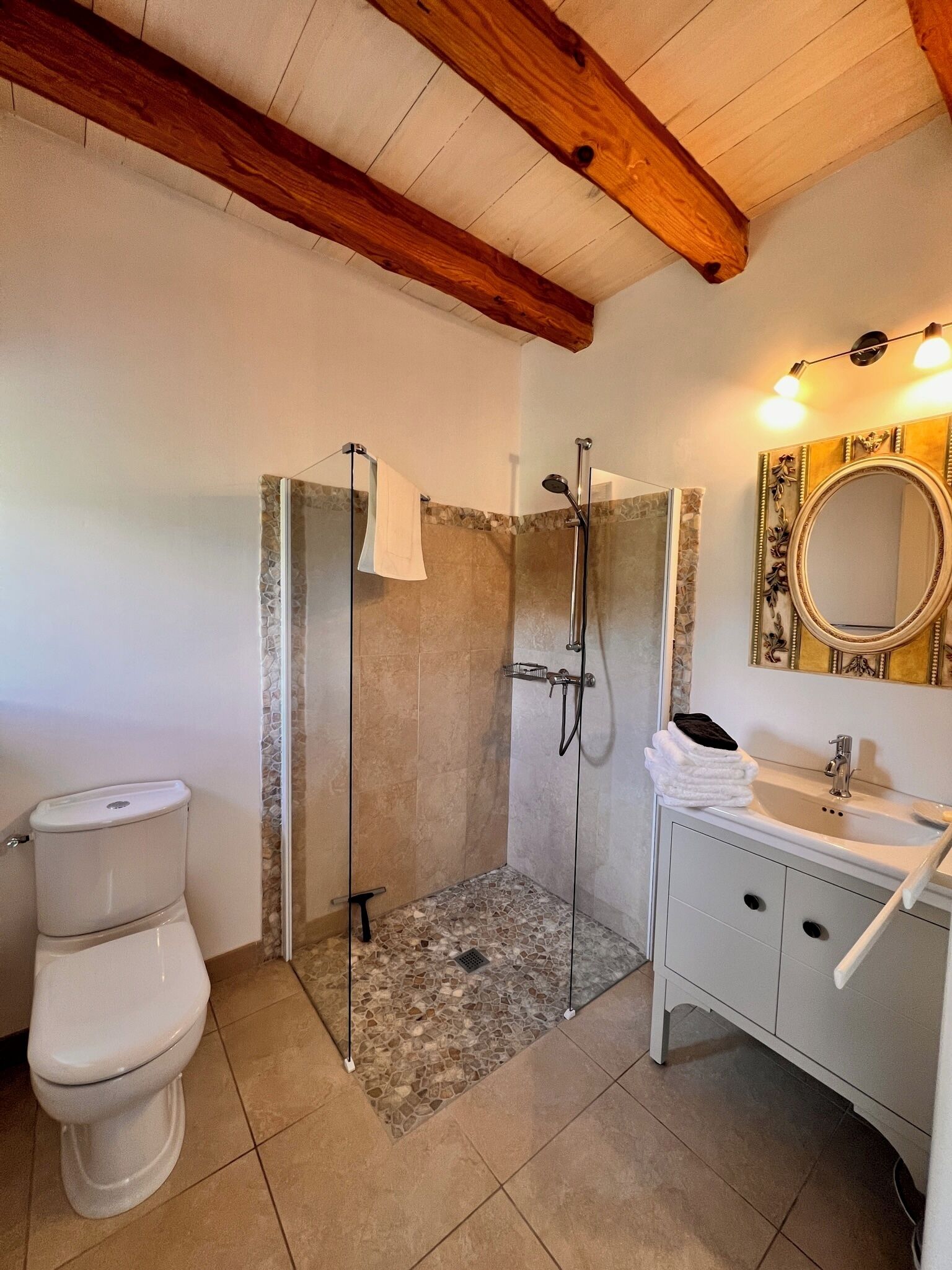 Douche, sèche-cheveux, serviettes fournies, papier toilette