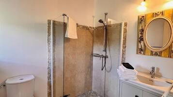 Douche, sĂšche-cheveux, serviettes fournies, papier toilette