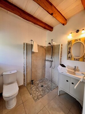 Douche, sèche-cheveux, serviettes fournies, papier toilette