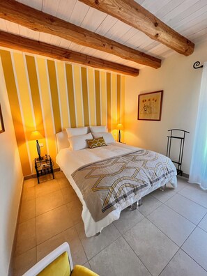 Iron/ironing board, Internet, bed sheets