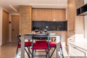 Fridge, microwave, oven, stovetop - The Family Crest – Central Cervinia Apartment with Balcony, walkable Ski Lifts (Breuil-Cervinia)