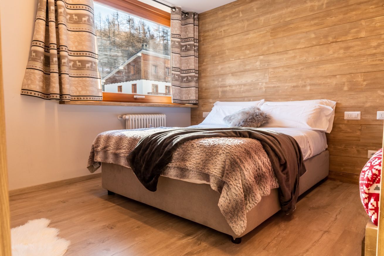 1 bedroom, travel crib, free WiFi, bed sheets