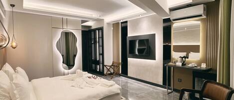 Standard dubbelrum eller tvåbäddsrum - balkong | Värdeförvaringsskåp på rummet, skrivbord och arbetsyta för laptop