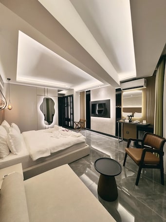 Caja de seguridad en la habitación y escritorio . Alberello Otel