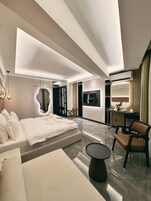 Quarto casal ou duplo standard, sacada | Cofres nos quartos, escrivaninha, espaço de trabalho para notebook