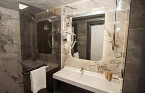 In-room safe, desk, laptop workspace, iron/ironing board - Alberello Otel (Kütahya)