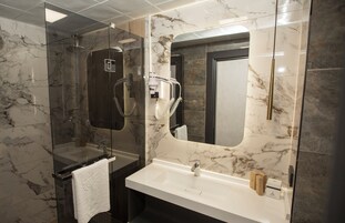 Quarto casal ou duplo standard, sacada | Cofres nos quartos, escrivaninha, espaço de trabalho para notebook