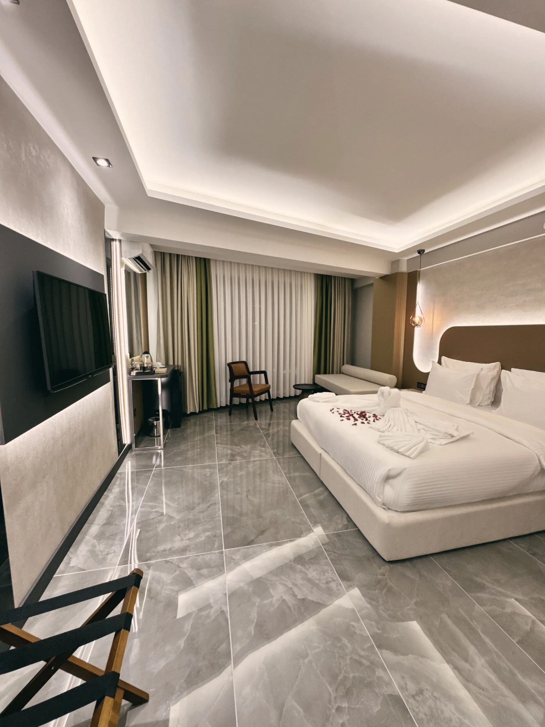 Camera Standard con letto matrimoniale o 2 letti singoli, balcone | Una cassaforte in camera, una scrivania, postazione laptop