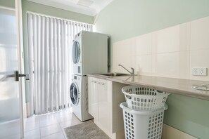 Interior -  Queen’s Residence-close to Perth Airport,CBD and Casino (Crown) (Queens Park)