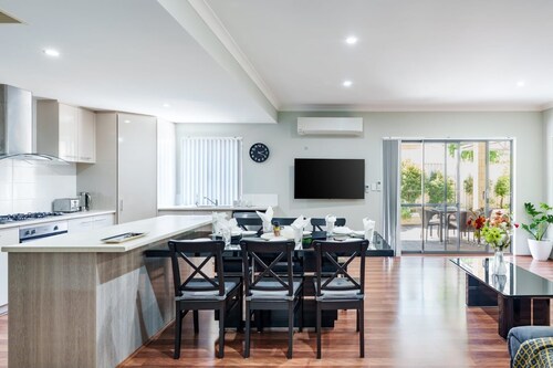  Queen’s Residence-close to Perth Airport,CBD and Casino (Crown)