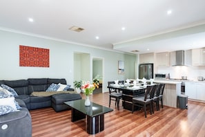 Smart TV, books, computer monitors -  Queen’s Residence-close to Perth Airport,CBD and Casino (Crown) (Queens Park)