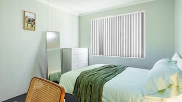 4 bedrooms, iron/ironing board, WiFi, bed sheets