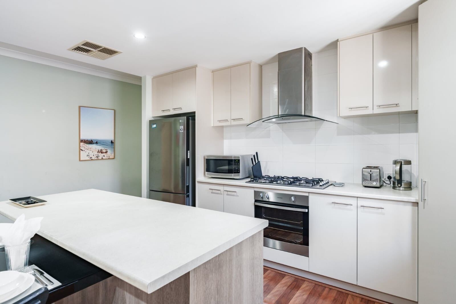 Réfrigérateur, micro-ondes, four, plaque de cuisson