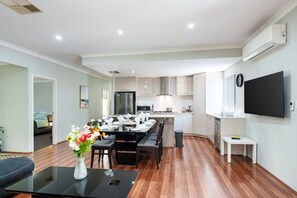 Interior -  Queen’s Residence-close to Perth Airport,CBD and Casino (Crown) (Queens Park)