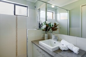 Dutxa, assecador de cabells, bidet i tovalloles 