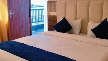 Escritorio, espacio para trabajar con laptop y wifi gratis