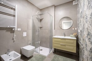 Regadera, toallas, shampoo, papel de baño 