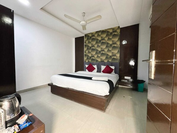 Deluxe Room | Iron/ironing board, free WiFi, wheelchair access - Hotel Areeba (agra)