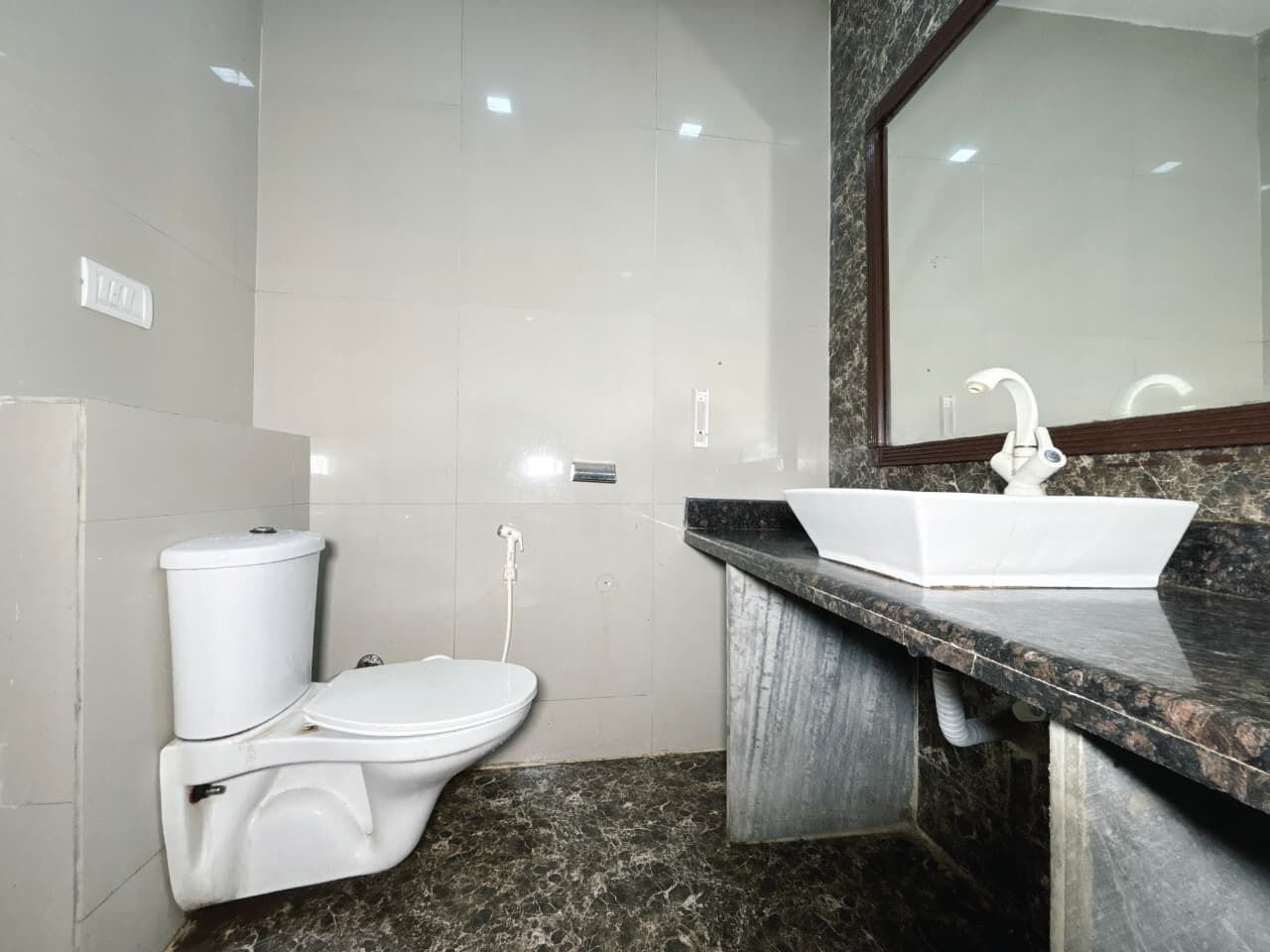 Habitación Deluxe | Baño | Ducha, artículos de higiene personal gratuitos y toallas