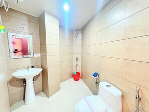 Family Room | Bathroom | Shower, free toiletries, towels - Hotel Amaira Darjeeling (Darjeeling)