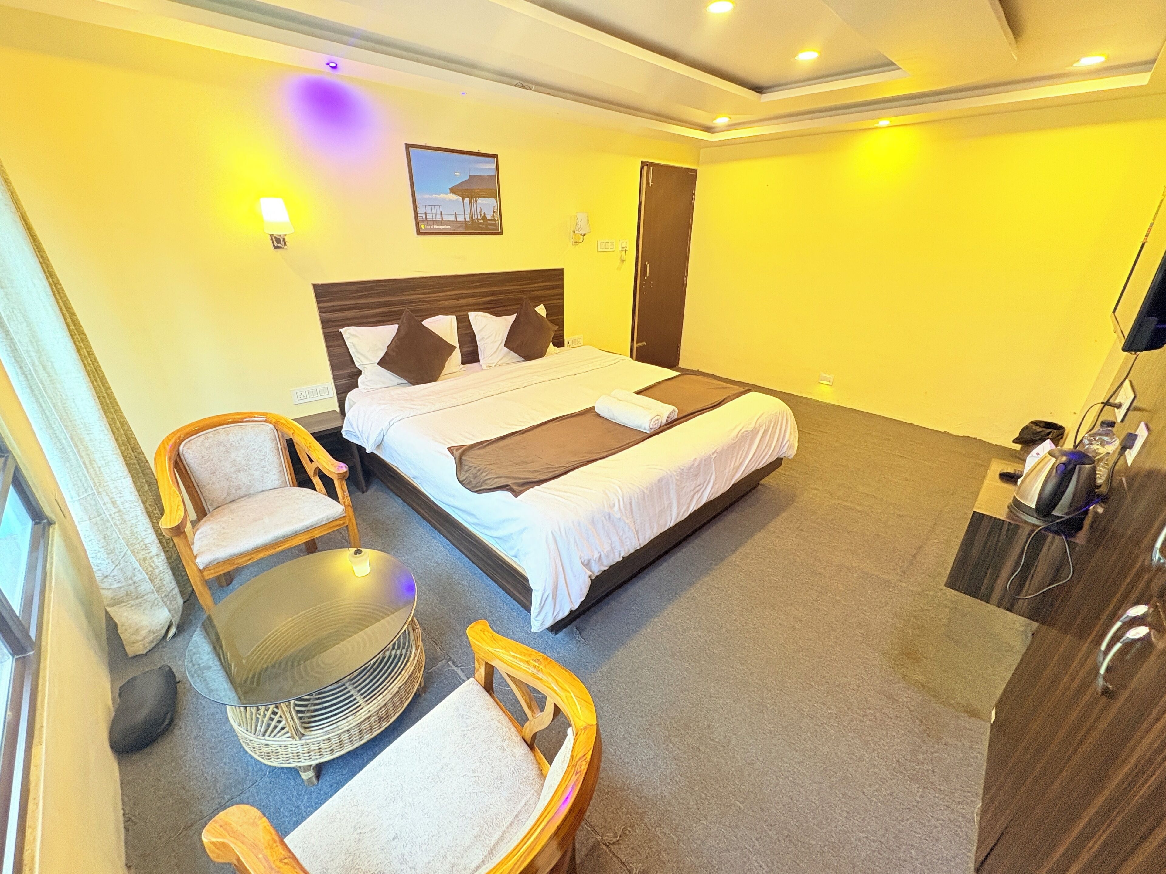 Deluxe Room | Desk, free WiFi
