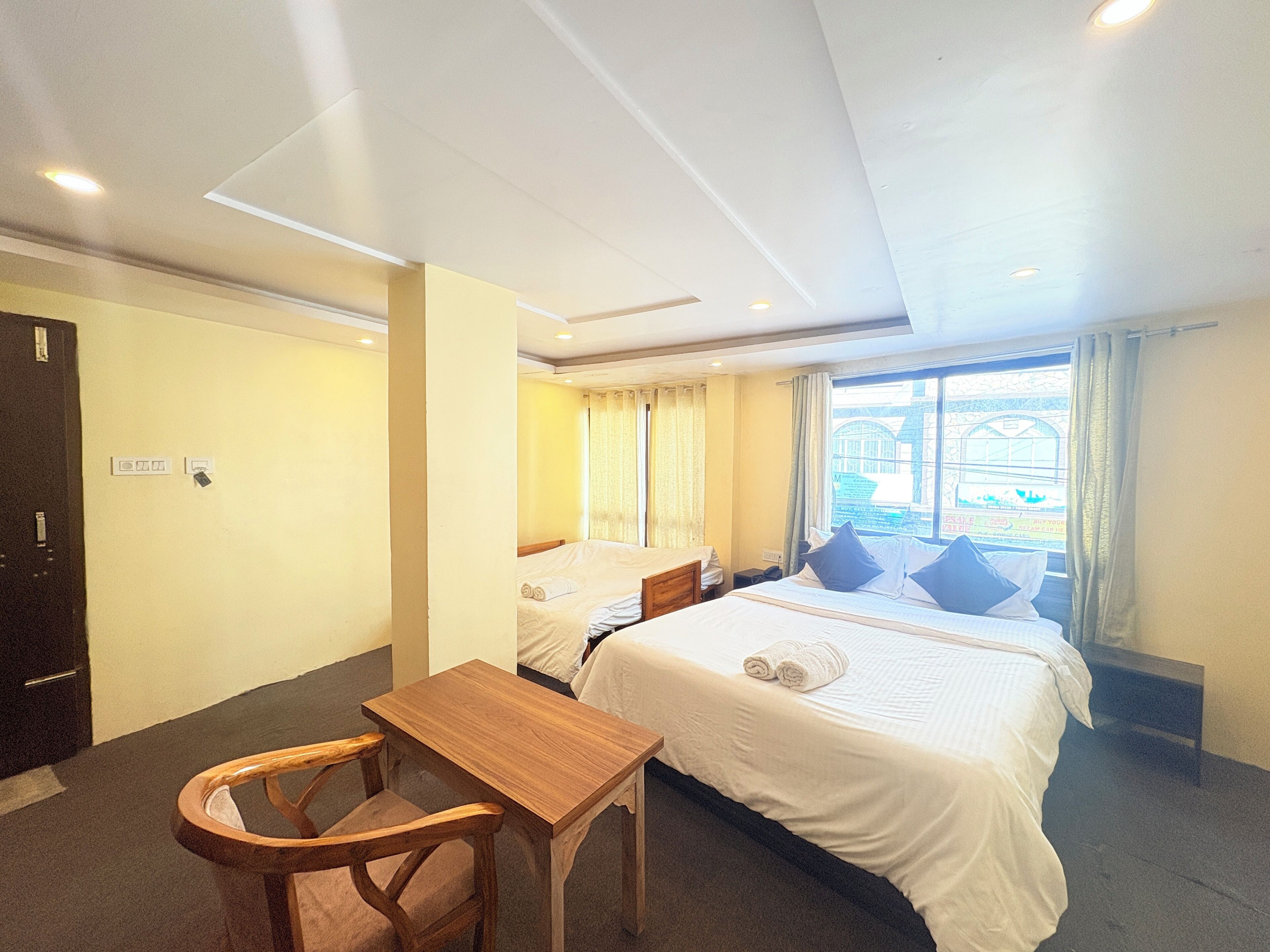 Family Room | Desk, free WiFi