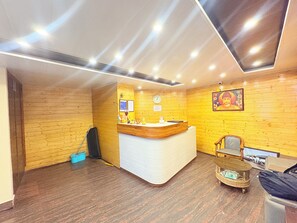 ฝ่ายต้อนรับ