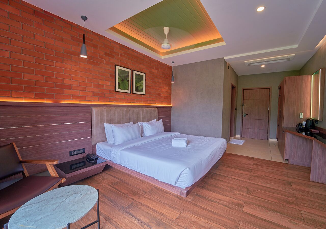 Premium-huone, parveke, näköala laaksoon | Tallelokero huoneessa, kannettavalle tietokoneelle sopiva työtila