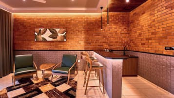 Signature suite, 1 slaapkamer, balkon, uitzicht op heuvels | Woonruimte | Een smart-tv