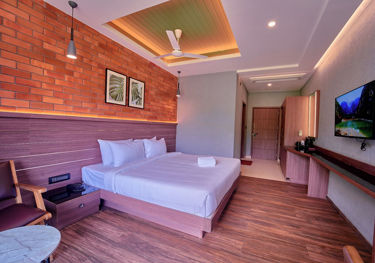 Kahden hengen standard-huone | Tallelokero huoneessa, kannettavalle tietokoneelle sopiva työtila