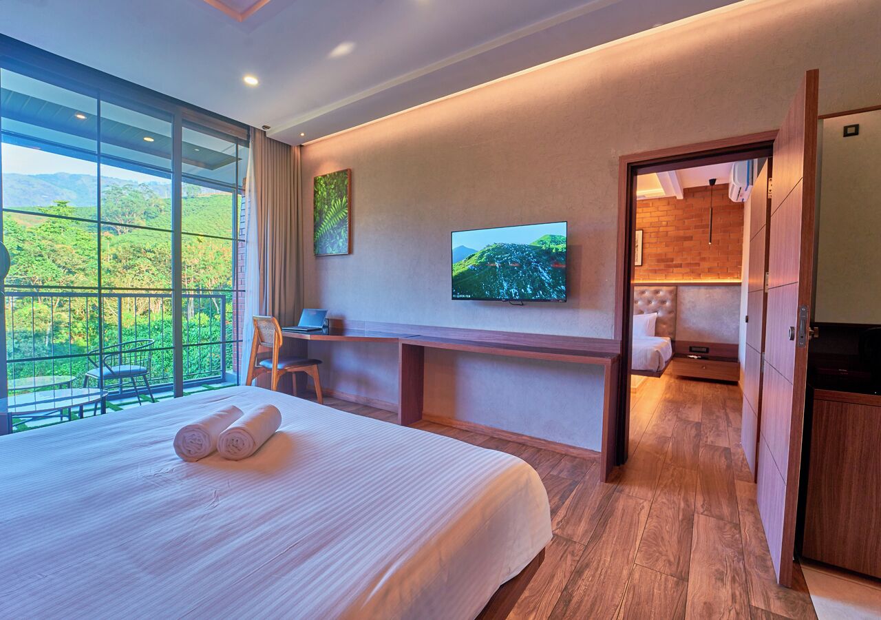 Perhehuone, parveke, näköala laaksoon | Tallelokero huoneessa, kannettavalle tietokoneelle sopiva työtila