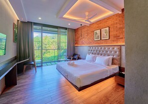 高級寢具、記憶床墊、客房內保險箱、筆電工作空間