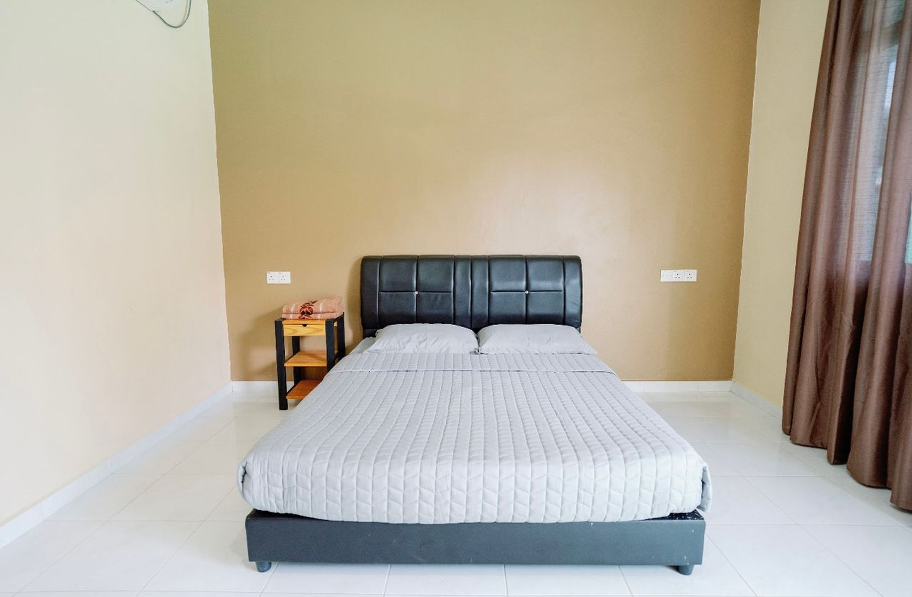 Quarto casal luxo | Frigobar, escrivaninha, roupa de cama