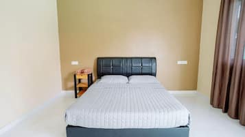 Quarto casal luxo | Frigobar, escrivaninha, roupa de cama