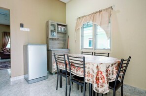 Minibar, escritorio y ropa de cama 