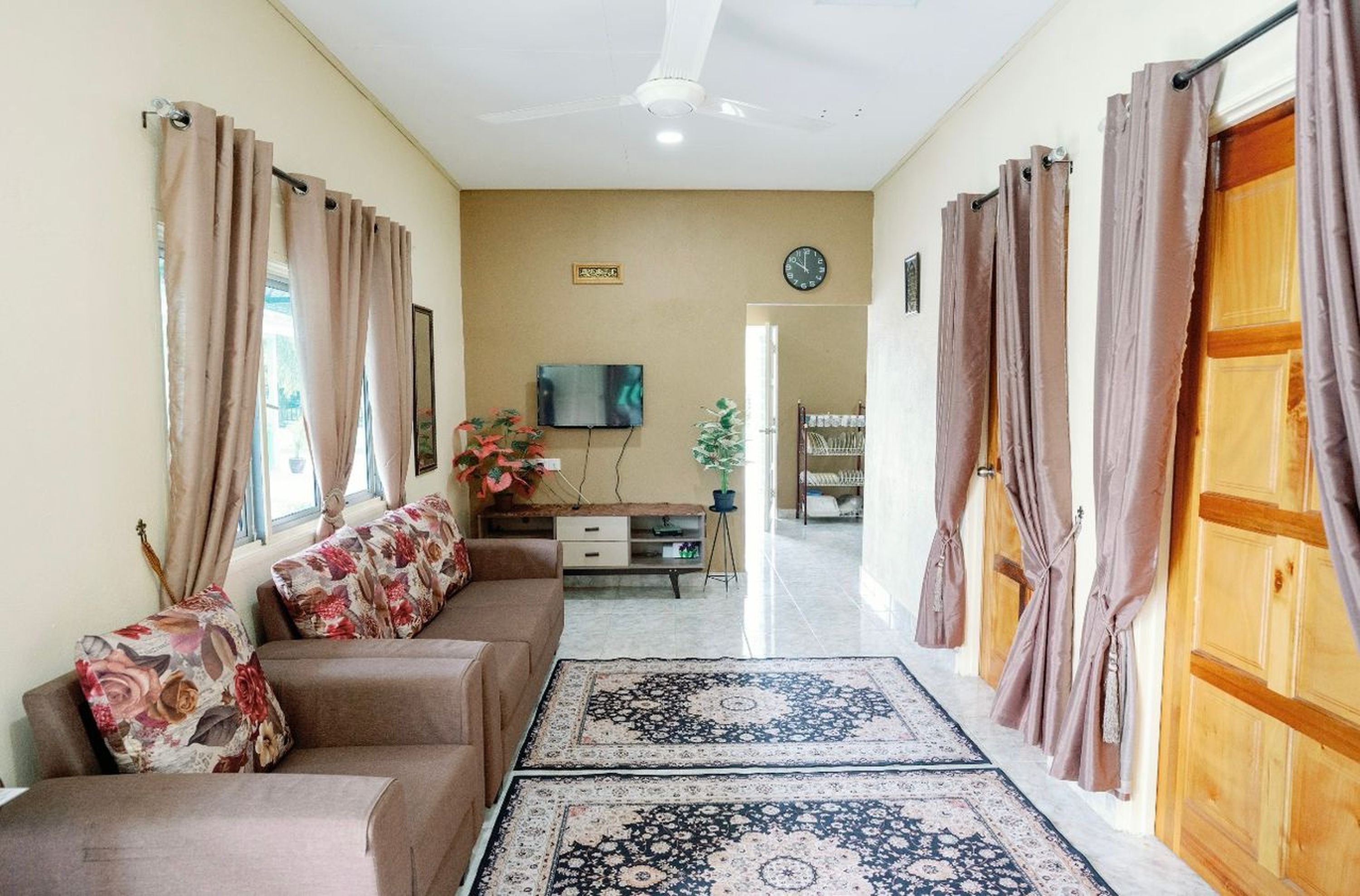 Apartemen | Minibar, meja kerja, dan seprai linen