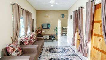 Apartemen | Minibar, meja kerja, dan seprai linen