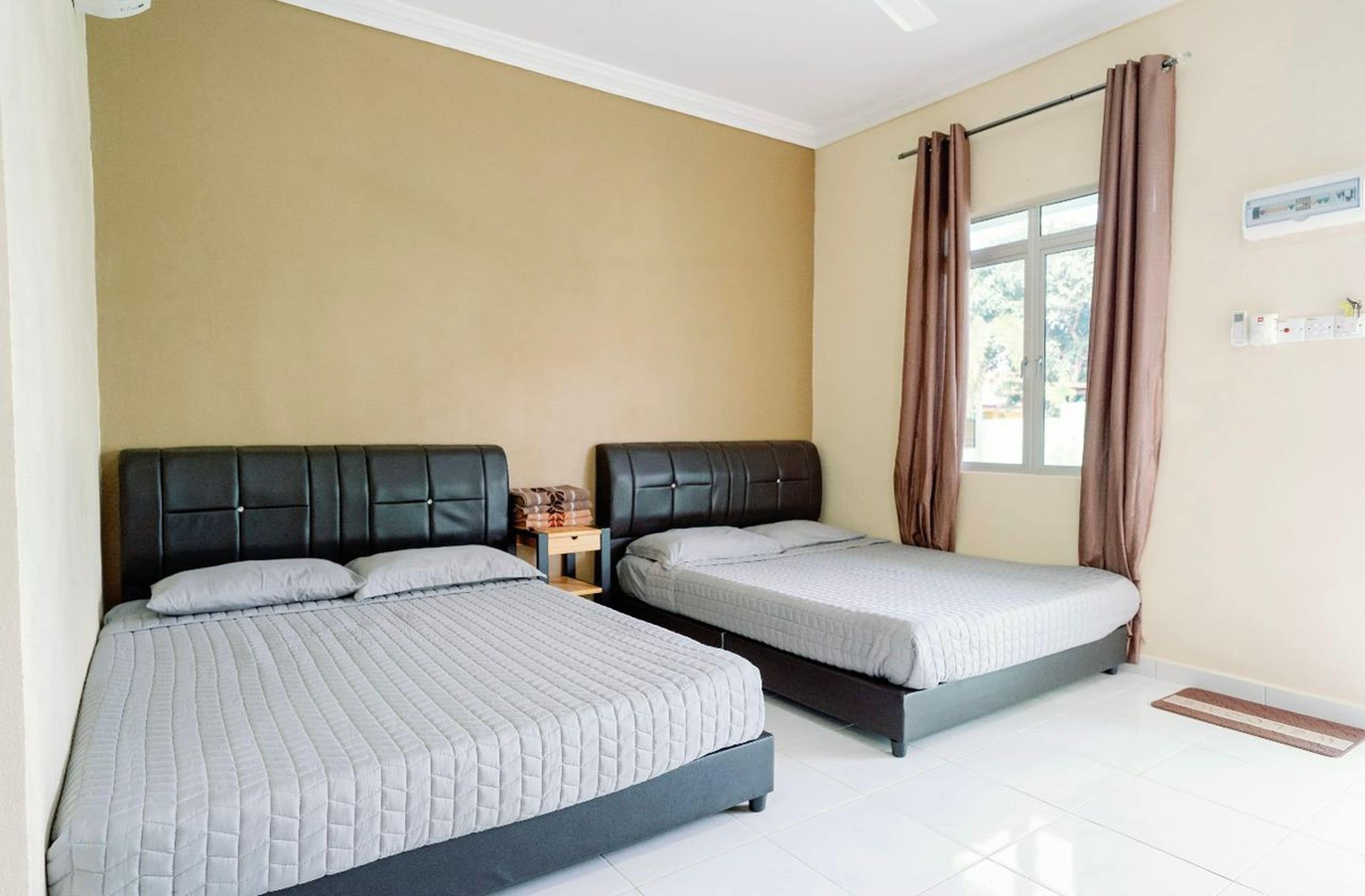 Family Suite | Minibar, desk, bed sheets