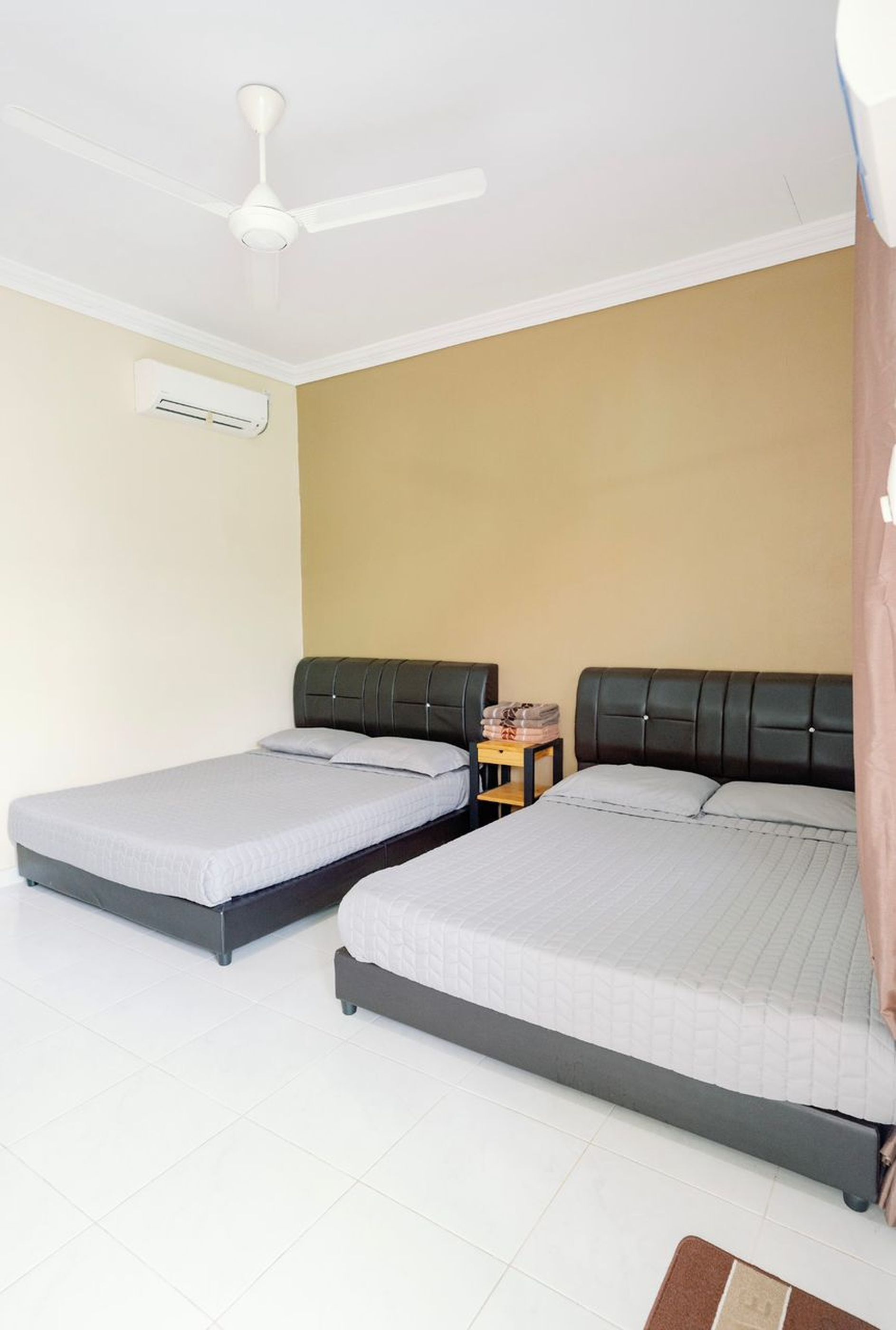 Suite familiar | Minibar, escritorio, wifi gratis y ropa de cama