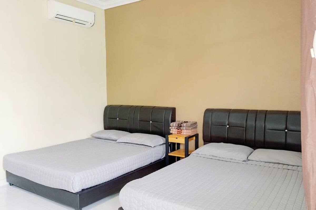 Suite familiar | Minibar, escritorio, wifi gratis y ropa de cama