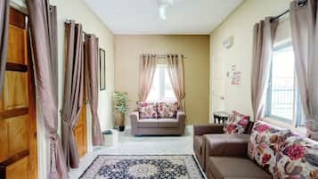 Apartamento | Minibar, escritorio, wifi gratis y ropa de cama