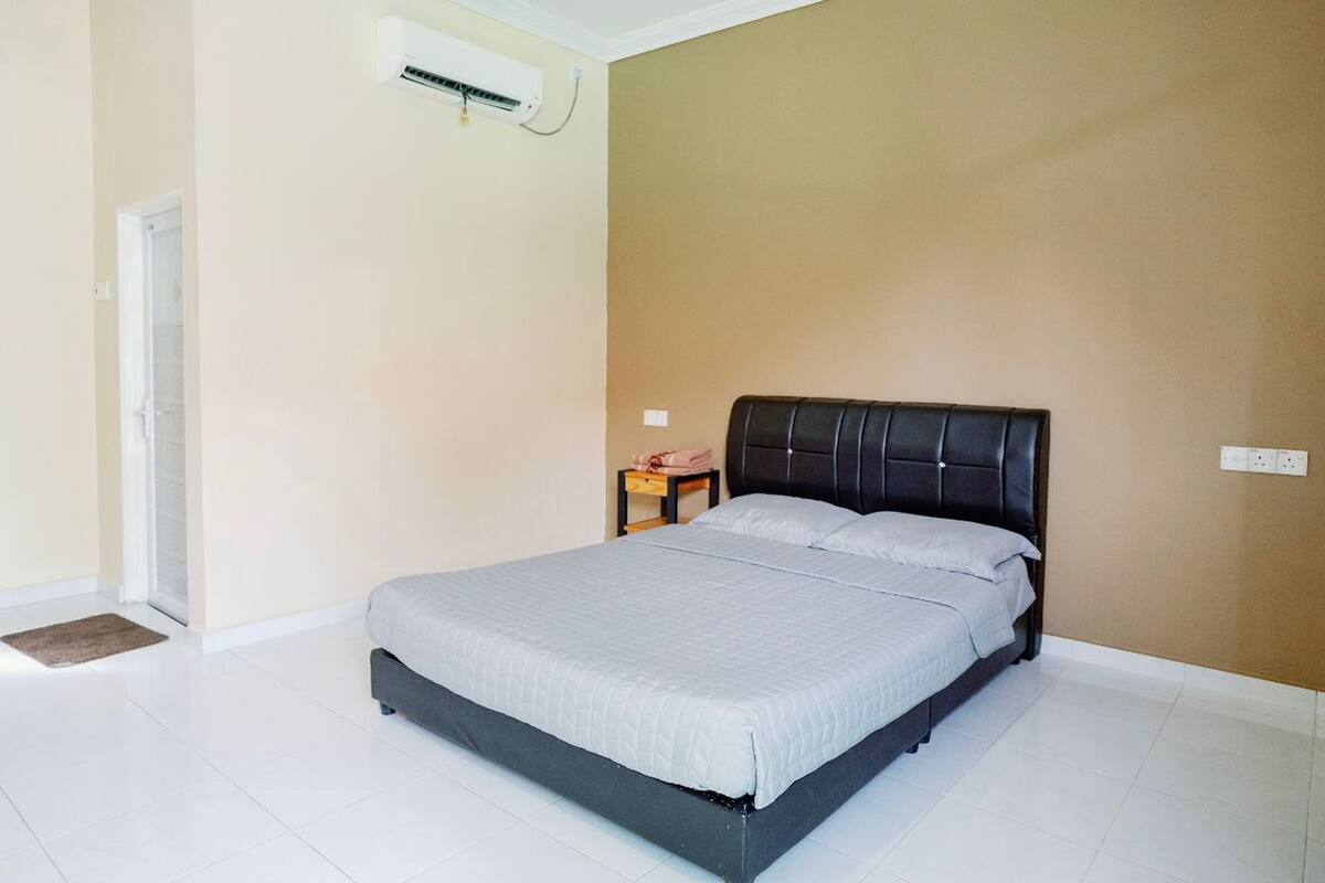 Deluxe Double Room | Minibar, desk, bed sheets